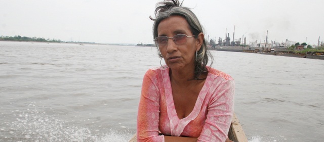 Se reanudan diálogos con meta de tomar decisiones | Uno de los grandes eventos de esta semana por la paz es la peregrinación por el río Magdalena. En la foto una mujer a la que le desaparecieron algunos familiares en el río. FOTO DONALDO ZULUAGA
