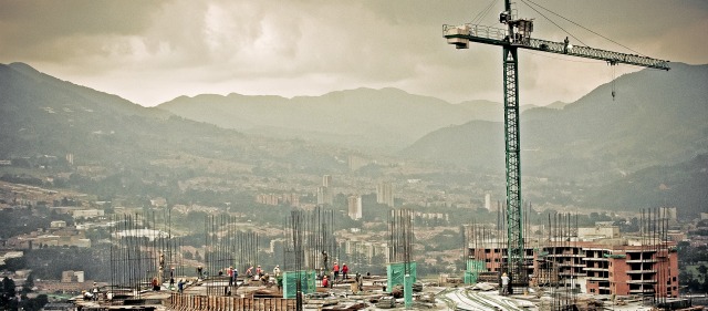 Cluster proyecta la industria al futuro | Son 11 mil las compañías que componen la base empresarial de la construcción en Medellín. Un sector de mucho empleo. FOTO: JONATHAN CARVAJAL