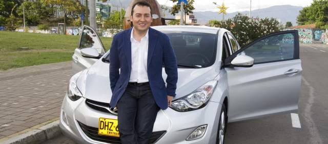 El automóvil de Carlos Ignacio funciona como oficina y vestier | Carlos siempre tiene entre su carro unos 25 CDs. Nunca puede faltar la música. FOTO EDWIN BUSTAMANTE