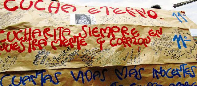 Lágrimas pararon clases en colegio de la comuna 8 | En la casa de Bryan, que se ve desde el salón de clases, sus compañeros le dedicaron mensajes de despedida. FOTO MAURICIO PALACIO