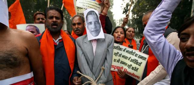 Partidarios de la derecha Rashtrawadi Shivsena o soldados nacionalistas de Shiva, caminan con una persona esposada en representación del residente de E.U., Barack Obama, en protesta por el presunto maltrato en Nueva York a la diplomática KhobragadeFOTO AP