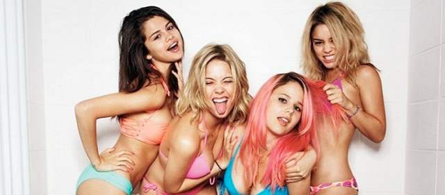 Selena Gómez y Vanessa Hudgens se desnudan en Venecia con Spring Breakers |