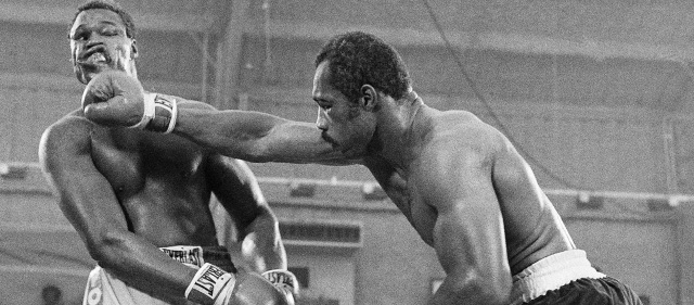 La pelea contra Larry Holmes (izquierda), el 9 de junio de 1978, es considerada aún una de las más feroces en la historia de los pesos pesados. Foto AP