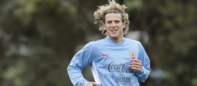 Uruguay expresa respeto por el fútbol de Colombia | El experimentado delantero Diego Forlán hace un trabajo diferenciado. Vive algo similar a Falcao García, quien jugó. FOTO ARCHIVO