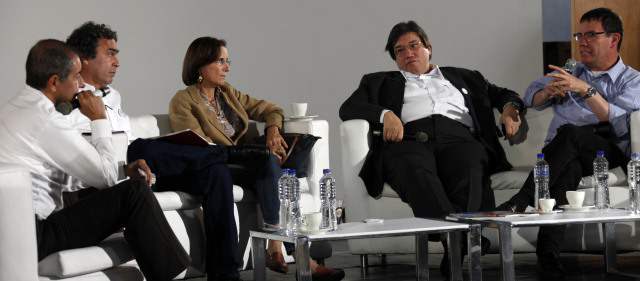 Tres miradas de afuera para entendernos mejor | Rubén Fernández, Sergio Fajardo, Salud Hernández, Jaime Abello y Vladdo, durante el foro Cómo nos ven, organizado por la Gobernación de Antioquia. FOTO HENRY AGUDELO
