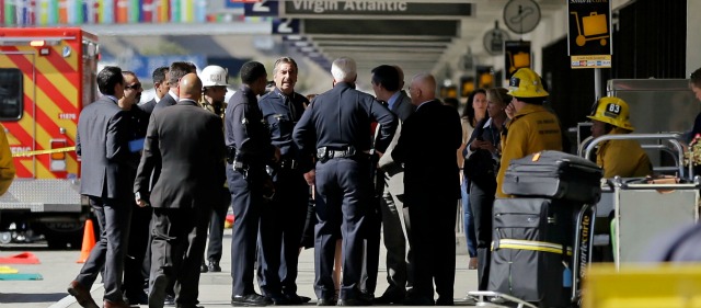 El jefe de policía de Los Ángeles, Charlie Beck, dialoga con varios de sus agentes en el Aeropuerto Internacional de Los Ángeles. FOTO AP