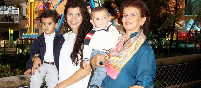 Tres generaciones de los Restrepo | Tala, sus dos hijos y su madre posaron en el parque comercial El Tesoro. FOTO EDWIN BUSTAMANTE