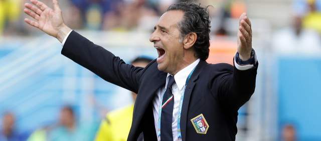Prandelli renuncia y dice que el árbitro robó a Italia |
