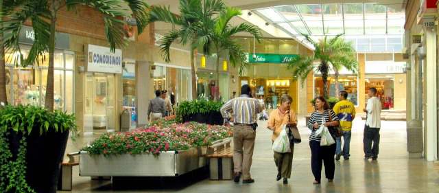 Locales comerciales se siguen vendiendo | Los centros comerciales en Medellín son un lugar para disfrutar en familia los fines de semana, debido a la multiplicidad de servicios que ofrecen como cinemas, juegos para niños, venta de diversos productos y alimentos, amplios parqueaderos, entretenimiento, entre otros. FOTO: ARCHIVO