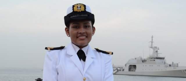 De Amazonas a Hong Kong: el viaje de la oficial indígena | Teniente de corbeta, Francy Hernández, se convirtió en la primera oficial indígena que llega a la Armada. FOTO armada nacional