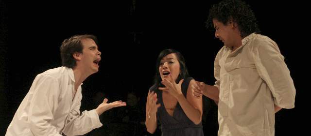 El teatro tiene sus historias | Tríptico está de temporada en Acción Impro. El público rodea el escenario y propone ideas. FOTO HERNÁN VANEGAS