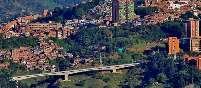 El 15 de marzo estará lista la conexión vial Boston-El Poblado | Desde el puente de La Asomadera se obtiene una vista privilegiada de la ciudad. La administración anterior lo entregó en noviembre de 2011. FOTO HENRY AGUDELO