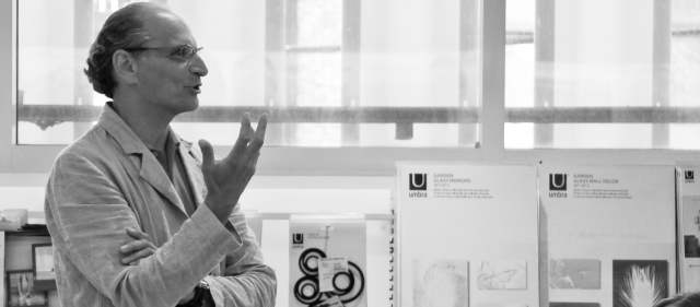 Creatividad es entender el mundo y reinventarlo | Paul Rowan, creador de Umbra, durante una de las sesiones didácticas con estudiantes del diseño. FOTO CORTESÍA