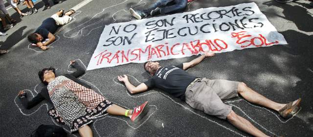 Protesta de inmigrantes ilegales en España por cancelación de atención de salud gratuita | Reuters | España dejó este sábado de prestar atención sanitaria gratuita a los inmigrantes ilegales.