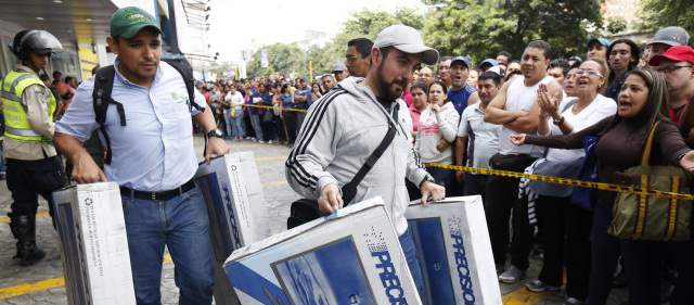 Maduro militariza tiendas y minimiza los saqueos | A mitad de precios compraron los venezolanos en Caracas; en Valencia saquearon. FOTO efe