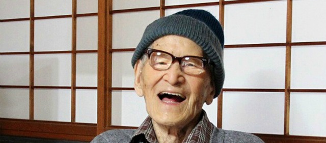 En esta foto de archivo del 15 de octubre de 2012, aparece Jiroemon Kimura después de recibir el galardón del Guinness World Records como el hombre vivo más antiguo del mundo. FOTO AP