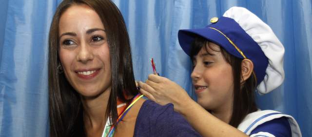 Mariana, entre aplausos y concejalitos en Envigado | Mariana Pajón Londoño es condecorada por la presidenta de los concejalitos de Envigado, Laura Delgado. FOTO RÓBINSON SÁENZ