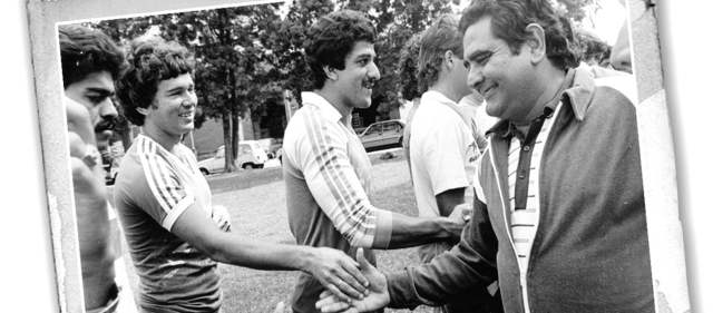 Técnicos de Antioquia, de luto por adiós de Cubilla | Gabriel Jaime Castañeda, Hernán Darío Herrera y Fabio Calle saludan a Luis Cubilla, uno de sus maestros en Nacional. FOTO ARCHIVO