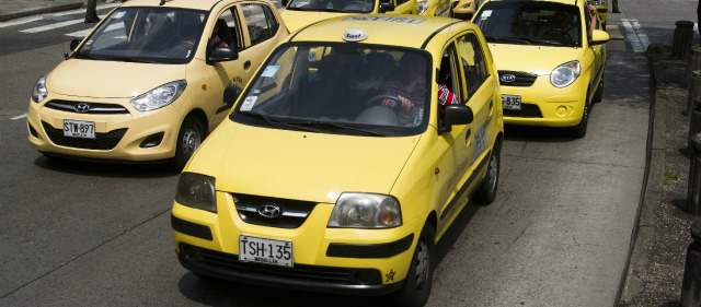 Taxis, también sin pico y placa hasta el 11 de enero | Varios taxistas se mostraron sorprendidos con la suspensión temporal del pico y placa para ellos. En el tema están divididos, unos lo quieren y otros prefieren la restricción. FOTO ESTEBAN VANEGAS