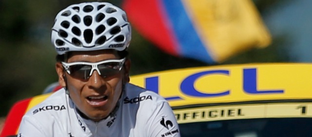Sensacional y patriótica faena de Quintana | Nairo Quintana (Movistar) y la infaltable bandera de Colombia en la celebración del Día nacional. Fiesta tricolor. FOTO ap