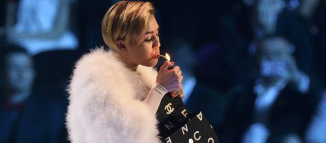 Holanda investigará a Miley Cyrus por fumar marihuana en los MTV Europa | Foto Reuters