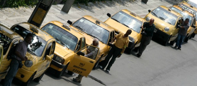 A una firma está el aumento de la carrera de taxi | La tarifa de los taxis estuvo congelada durante todo el 2013. Sin embargo, para el 2014 es casi un hecho que habrá incremento, según lo expresado por el secretario de Movilidad, Ómar Hoyos. /Foto archivo