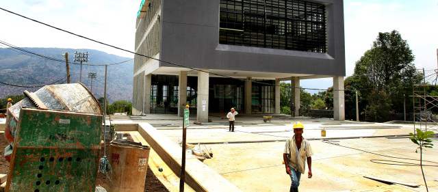 El 12 sueña con su Parque Biblioteca | Arriba y abajo, registro de las obras en el 12 de octubre. A la derecha, avances en San Antonio de Prado. Dos nuevos ocupantes del mapa de parques biblioteca de Medellín. FOTO JUAN ANTONIO SÁNCHEZ.
