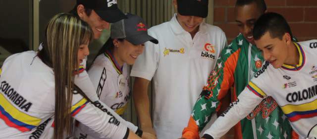 Todo el mundo quiere ganar, el turno fue de mis rivales: Mariana | Los mejores bicicrosistas criollos del Mundial fueron recibidos con torta por parte del dirigente Fernando Giraldo. FOTO SARA PALACIOS