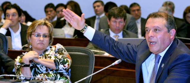 Siete horas de prueba ácida a la fusión Une-Millicom | En su intervención, Bernardo Guerra insistió en los "exorbitantes, gastos de Une en publicidad". A su lado, la concejala Aura Marleny Arcila. FOTOS JUAN ANTONIO SÁNCHEZ