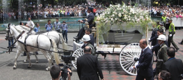 Con la Catedral repleta la ciudad le rindió homenaje a Santa Laura | El Parque de Bolívar se vio colmado de devotos que recibieron a la santa. FOTO HERNÁN VANEGAS