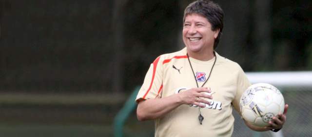 El Bolillo estrena la camisa roja |