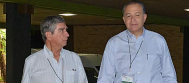 Generales retirados Jorge Enrique Mora y Óscar Naranjo. FOTO ARCHIVO