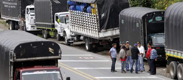 Camioneros y cafeteros dicen que no harán bloqueos en el puente | La vía a la Costa es la que más presenta problemas de movilidad el último mes. FOTO DONALDO ZULUAGA