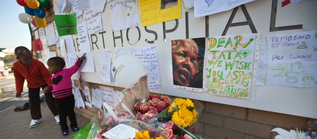 Las afueras del hospital Mediclinic Heart, donde el ex presidente sudafricano Nelson Mandela se encuentra recluido en Pretoria, se ha convertido en un santuario en el que los ciudadanos depositan flores, tarjetas y deseos por su recuperación. FOTO AP