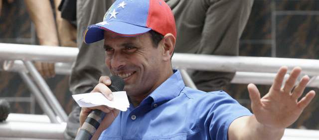 Henrique Capriles desafió al consejo electoral en Venezuela por su gorra tricolor |