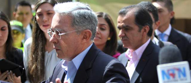 Reciben a Álvaro Uribe con arengas de apoyo y rechazo en punto de votación |