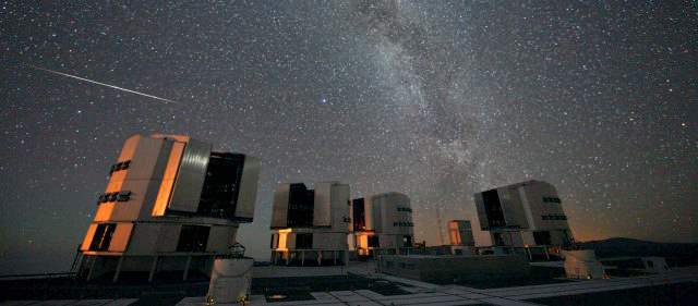 Fin de semana de las Perseidas | Arriba, una perseida pasa sobre el Observatorio Europeo del Sur en Los Andes chilenos. En el recuadro, otra pasa frente a la estrella Epsilon Eridani. FOTO ESO