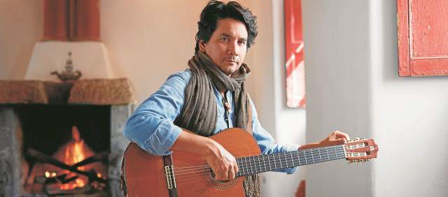 Jorge, un vago que vive de componer | Jorge Villamizar sigue componiendo, disfrutando de sus canciones y en compañía de su inseparable guitarra. FOTO TIM TADDER