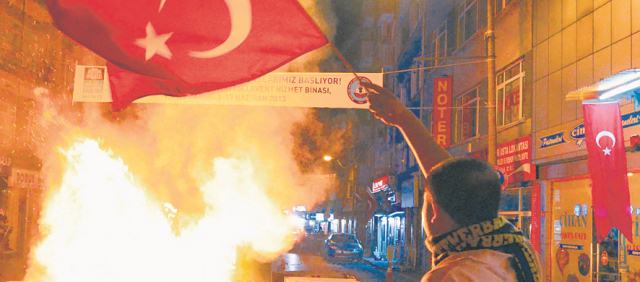 Indignados agitan plaza de Estambul | Agentes de la policía y manifestantes protagonizaron violentos enfrentamientos en el centro de Estambul y de Ankara. Hasta ayer había 950 personas capturadas. FOTO AP