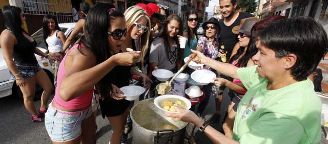 Toma callejera de traídos y de sancochos | Juan Pablo y Valentina disfrutaron toda la mañana las bicicletas que les dieron de traído. FOTO RÓBINSON SAÉNZ