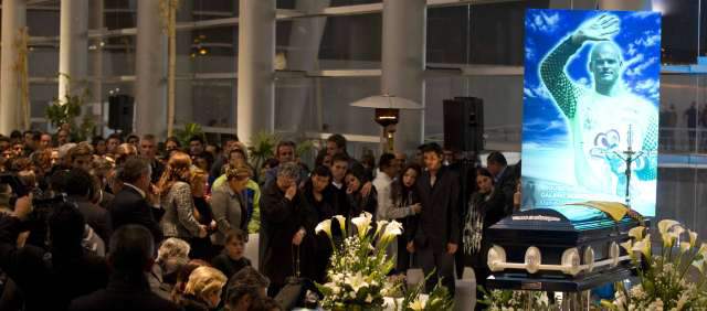 Un adiós de miles a Calero | La velación de Miguel Calero, en la sede del Pachuca. Al fondo, su familia. FOTO REUTERS