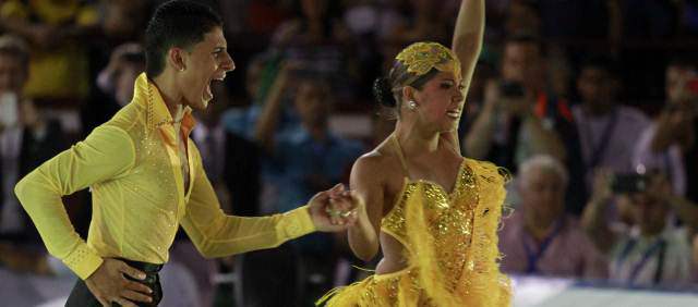 El sabor le dio el oro a Colombia | Jéffersson Benjumea y Adriana Ávila, joven pareja de baile que obtuvo oro en salsa. Colombia ganó plata con Cristina Amaya (racquetball) y bronce con Sara López (tiro con arco). FOTO COLPRENSA