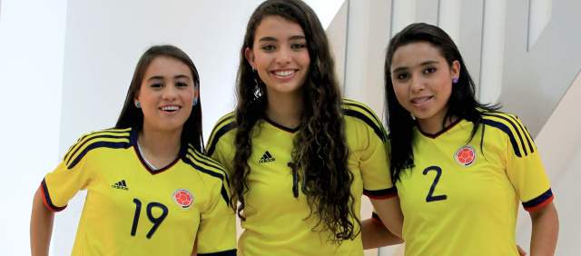 Trío antioqueño para Colombia | Juliana María Sierra, Isabella Echeverri y Dora Alejandra Grisales portan orgullosas el uniforme tricolor. FOTO JAIME PÉREZ