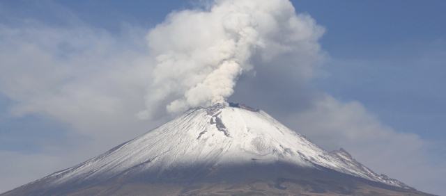 Volcán Popocatépetl registró fuerte explosión y columna de cenizas