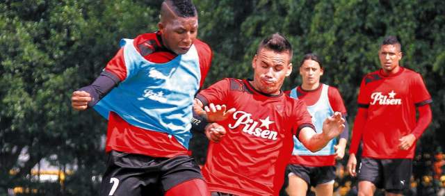 Es la tercera vez que DIM está en zona de descenso | William Zapata, en jugada con Cristian Restrepo, no responde con goles a la confianza del técnico del DIM. FOTO RÓBINSON SÁENZ