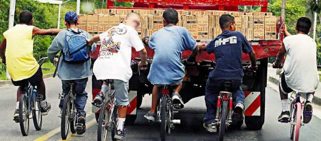 Ciclistas, falta educación en la vía | Los ciclistas pegados son una de las mayores quejas en los barrios periféricos de Medellín. FOTO ARCHIVO