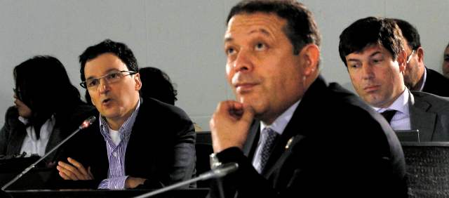 Concejo ve con escepticismo la fusión de Une y Millicom | El concejal Bernardo Guerra ve con incredulidad lo expuesto ayer por el gerente de EPM (izq.) y el presidente de Une. FOTO H. VANEGAS