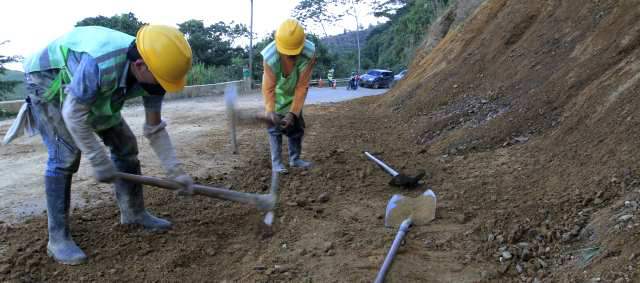 Con recursos del BID, Antioquia ha reparado 1.581 kilómetros de vías | En 2014, la Gobernación invertirá 245 mil millones de pesos en trabajos de reparación y mantenimiento de las vías en todo el Departamento. FOTO RÓBINSON SÁENZ