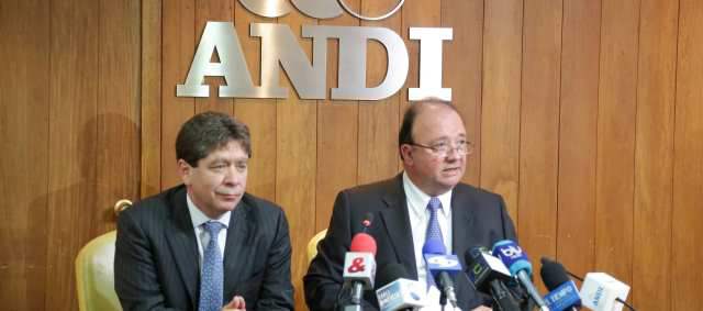 Mac Máster llega arando a la Andi | Bruce Mac Máster y Luis Carlos Villegas, presidentes entrante y saliente de la Andi. FOTO CORTESÍA