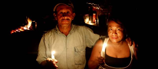 María Nelly esperó 36 años para tener luz | ¡Listo… Hay energía. Un servicio cotidiano para la mayoría de nosotros. La mirada de María Nelly cuenta la historia. FOTO HERNÁN VANEGAS